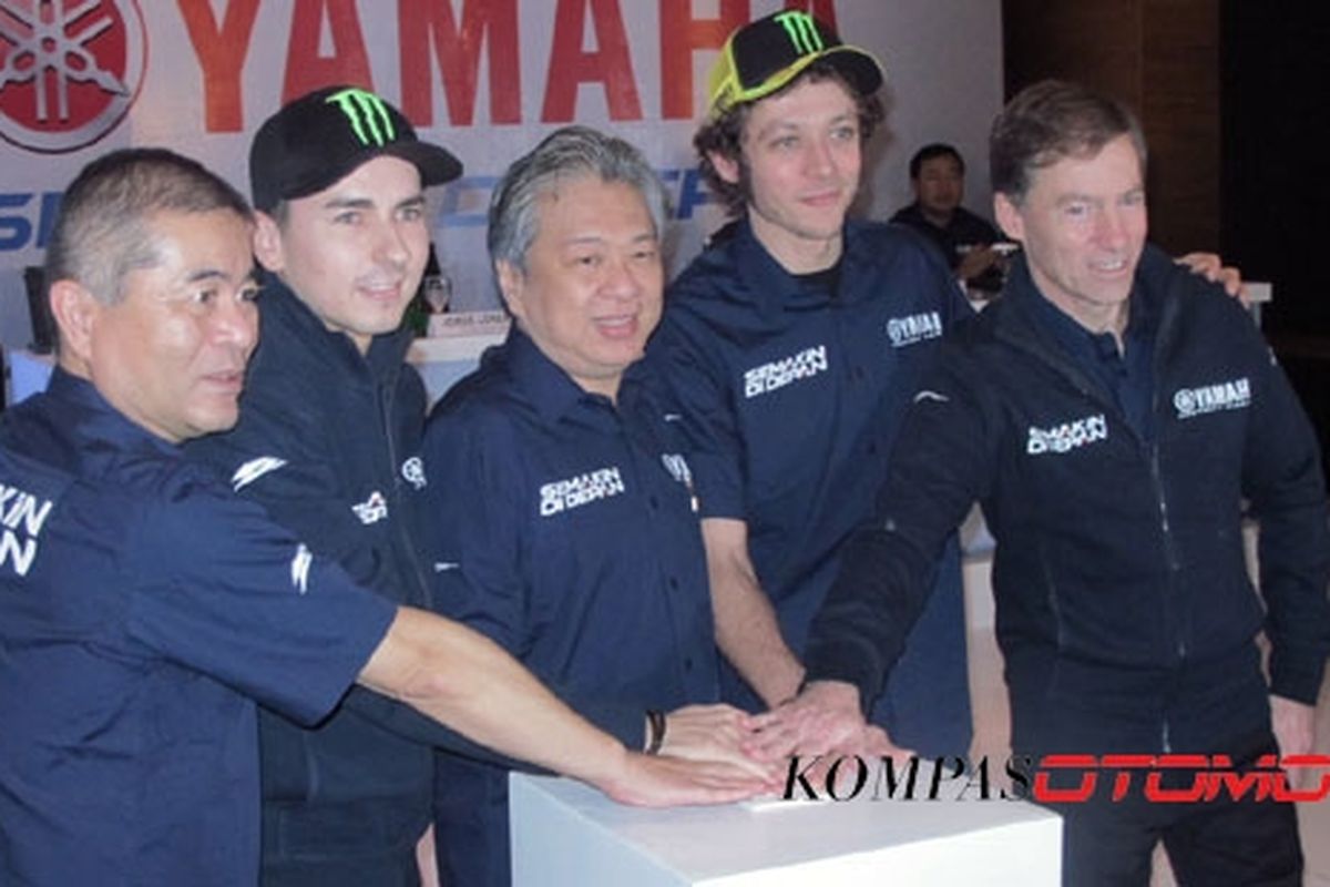 Rossi (kedua dari kanan) dan Lorenzo (kedua kiri) bersama pimpinan Yamaha meresmikan logo baru 