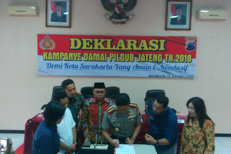 Kapolresta Surakarta Kombes Ribut Hari Wibowo menandatangi deklarasi kampanye damai dengan disaksikan Ketua KPU Surakarta, Dandim 0735/Surakarta, Panwaslu, dan ketua tim pemenangan paslon di Mapolresta Surakarta di Solo, Jawa Tengah, Kamis (15/2/2018).