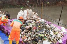 Berhasil Cegah Banjir, PPSU Bangga Bersihkan Sampah di Kali Kolong Halte Pecenongan
