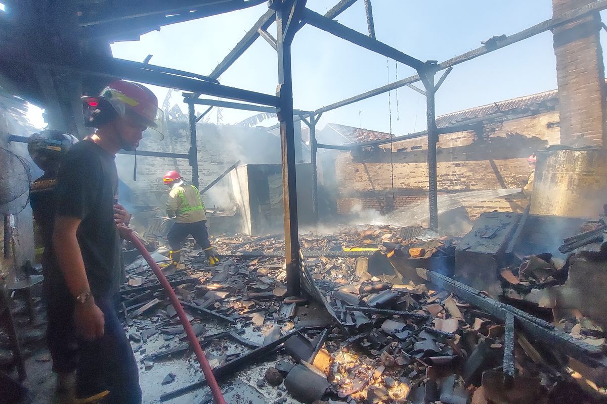 Sebuah pabrik kerupuk di Desa Dempelan, Kecamatan Madiun, Kabupaten Madiun, Jawa Timur hangus terbakar api, Rabu (19/6/2024). Api muncul dari percikan kayu bakar yang digunakan untuk menggoreng kerupuk.