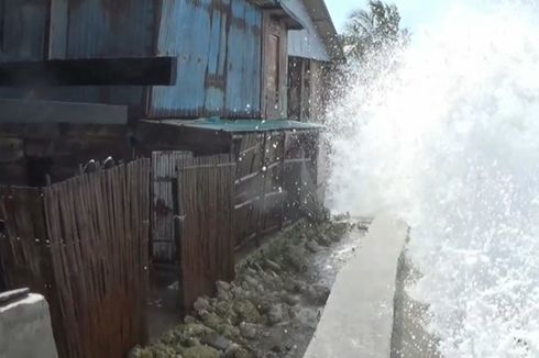 Gelombang Tinggi Rusak Tanggul dan Rumah Warga di Pesisir Polewali Mandar