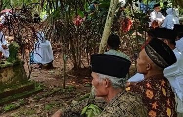 Warga Desa Wadas, Kecamatan Bener, Kabupaten Purworejo, Jawa Tengah, menggelar tradisi nyadran. Mereka mendoakan desanya dijauhkan dari kerusakan lingkungan.