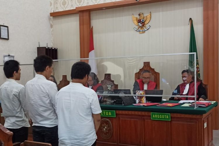 Para terdakwa kasus judi online saat mendengar putusan 2,5 tahun penjara yang dijatuhkan Majelis Hakim Pengadilan Negeri Denpasar, Bali, pada Selasa (3/10/2023).