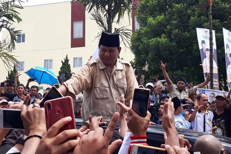 Calon presiden nomor urut 02 Prabowo Subianto saat menyapa ribuan masyarakat Kabupaten Cianjur di Gedung Assakinah, Cianjur, Jawa Barat,  Selasa (12/3/2019).