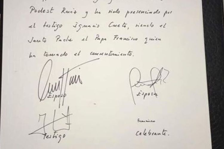 Surat Nikah Carlos Ciuffardi dan Paula Podest yang ditandatangani Paus Fransiskus dan saksi. (LOsservatore Romano Vatican Media via ABC)