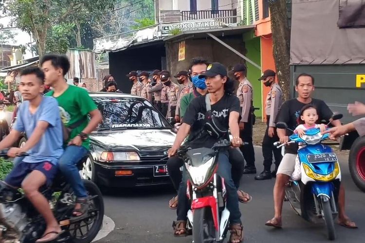 Warga Kota Tasikmalaya malah ngabuburit sambil nonton balap liar meski Wali Kota Tasikmalaya Budi Budiman melarang ngabuburit saat masa pandemi corona, Jumat (1/5/2020).