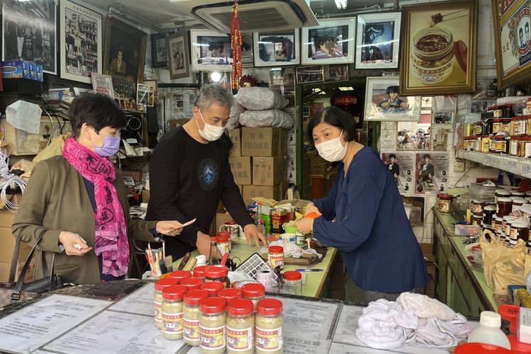 Tuan Liu dan Nyonya Liu tengah melayani pembeli di toko Liu Ma Kee yang menjual spicy tofu, black soybean sauce, dan keju di kawasan West Kowloon, Hong Kong, Selasa (14/2/2023).