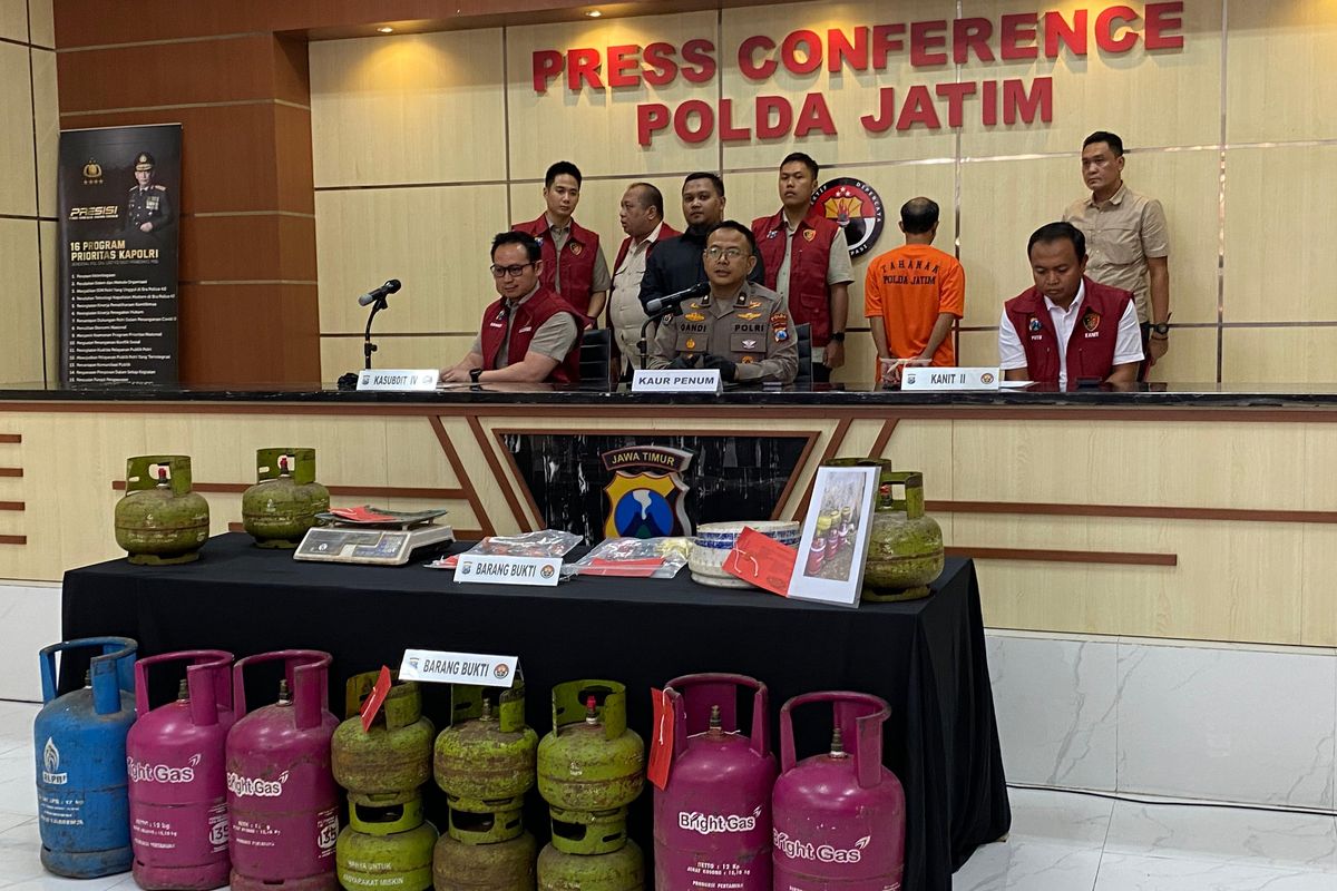 Polda Jatim merilis kasus elpiji oplosan yang dilakukan tersangka asal Malang, Selasa (5/8/2025)