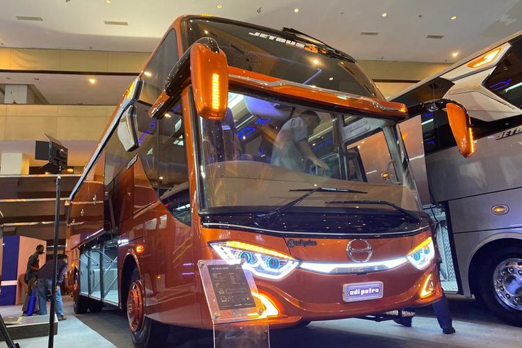 Serah terima bus baru PO Efisiensi dan PO Subur Jaya oleh Hino