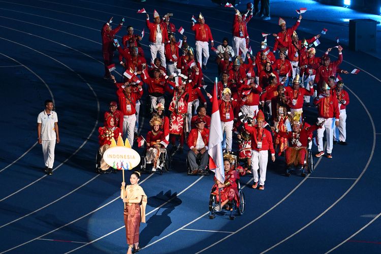 Perwakilan kontingen Indonesia mengikuti defile pembukaan ASEAN Para Games 2023 di Morodok Stadium, Phnom Penh, Kamboja, Sabtu (3/6/2023). Kontingen Indonesia sebanyak 500 personil yang terdiri atlet, pelatih dan ofisial dengan target menjadi juara umum di APG Kamboja 2023. NPC INDONESIA/Agung Wahyudui