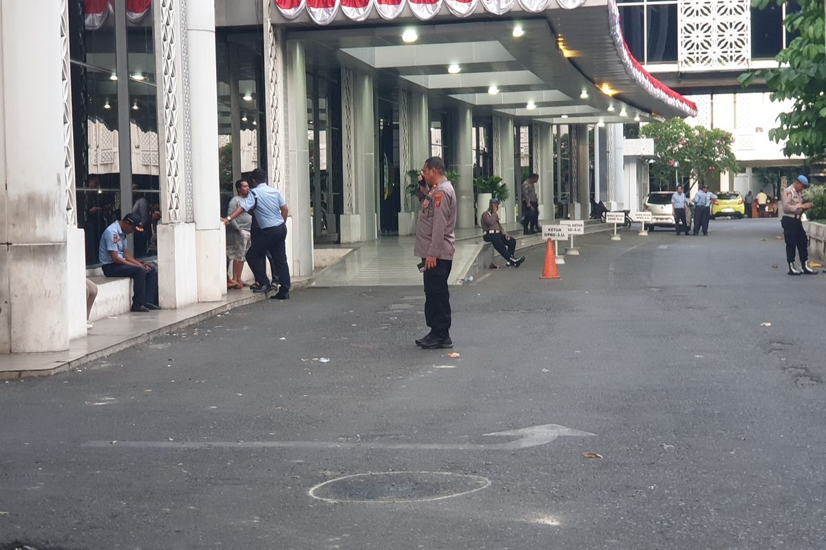 Suasana kantor DPRD Sumut usai dilempar batu dan bom molotov di Jalan Imam Bonjol, Kota Medan pada Sabtu (30/8/2025). 