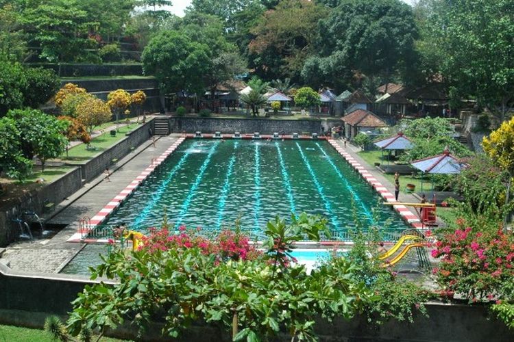 Taman Narmada di Lombok Barat, Nusa Tenggara Barat.