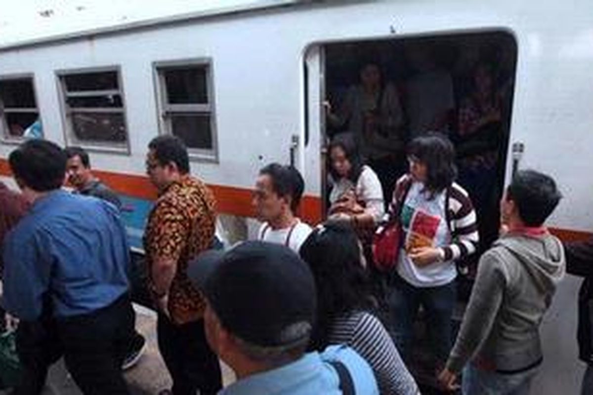 Penumpang KRL Ekonomi jurusan Serpong-Tanah turun sesampainya di Stasiun Tanah abang, Jakarta Pusat, Rabu (27/3/2013). 
 
