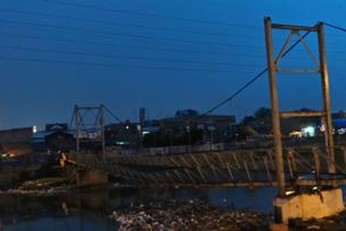 Jembatan Setiakawan yang menghubungkan Grogol Petamburan Jakarta Barat dengan Duri Pulo Jakarta Pusat nyaris putus. Dinas Pekerjaan Umum DKI tengah berupaya menutup akses jembatan tersebut. Foto ini diambil Sabtu (14/6/2014).