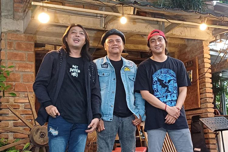 Personel band Stinky Reborn: Rendra, Irwan Batara, dan Ferdi saat jumpa pers menanggapi larangan membawakan lagu oleh Ndhank Surahman di daerah Jurangmangu, Tangerang Selatan, Selasa (2/1/2024).