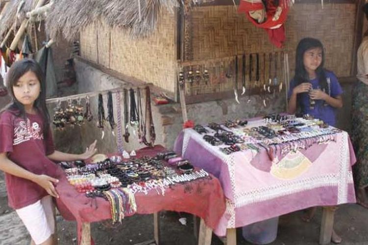 Warga Desa Sade di Lombok Tengah, Nusa Tenggaara Barat. Di sini wisatawan dapat melihat kehidupan dan rumah adat Suku Sasak. Warga juga menjual aneka kerajinan seperti gelang dan kalung untuk dijual kepada wisatawan.