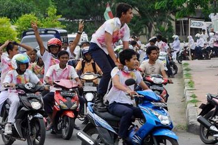 Ilustrasi konvoi pelajar. Polisi meminta pelajar tak menggelar konvoi usai ujian nasional yang berakhir hari ini, Kamis (18/4/2013). SERAMBI INDONESIA/MANSHAR