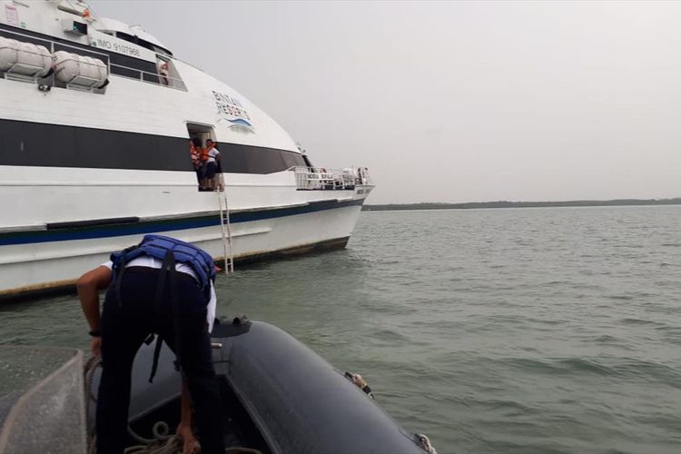 Kapal Indra Bupala, yang melayari rute Singapura - Bintan, Kepulauan Riau kandas di sekitar pelabuhan Lobam, Kabupaten Bintan, Senin (15/7/2019).

Belum diketahui apa penyebabnya, namun sampai saat ini tim gabungan Basarnas masih berupaya melakukan evakuasi terhadap kapal tersebut.
