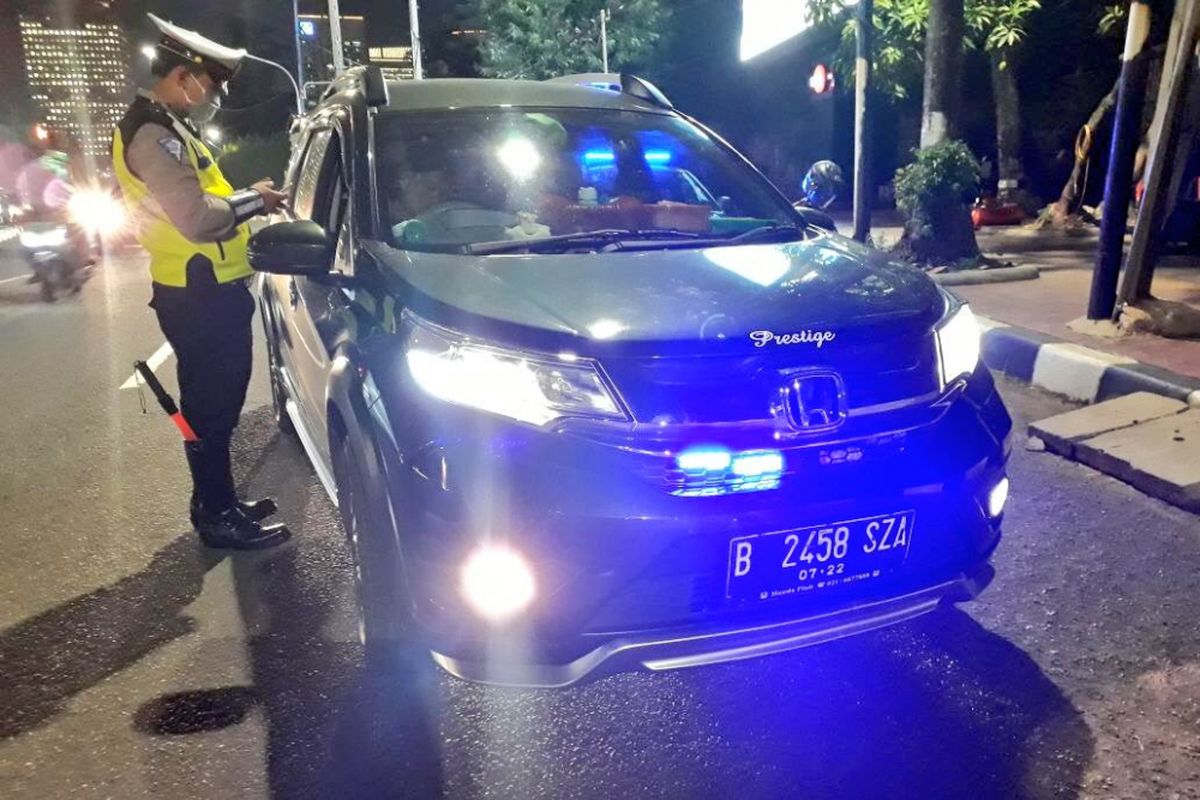 Kepolisian melakukan razia penyalahgunaan lampu isyarat seperti rotator, strobo dan sirine 