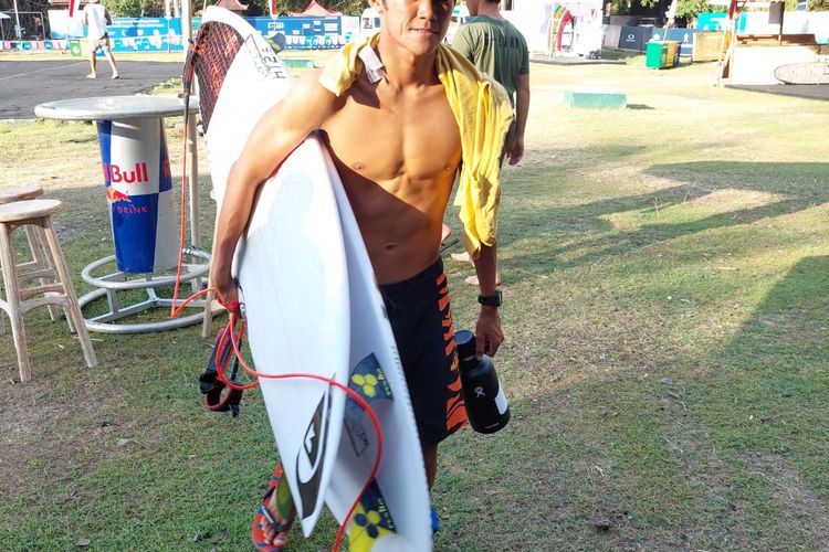 Atlet selancar ombak Indonesia Rio Waida (22) setelah mengalahkan juara Dunia Felipe Toledo, pada hari pertama liga selancar Dunia atau World Surf League (WSL) 2022 Championship Tour (CT), Sabtu (28/5/2022).