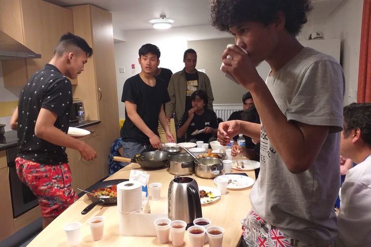 Skuad Garuda Select saat berbuka puasa bersama di salah satu flat pemain di Birmingham, Inggris, Selasa (7/5/2019).