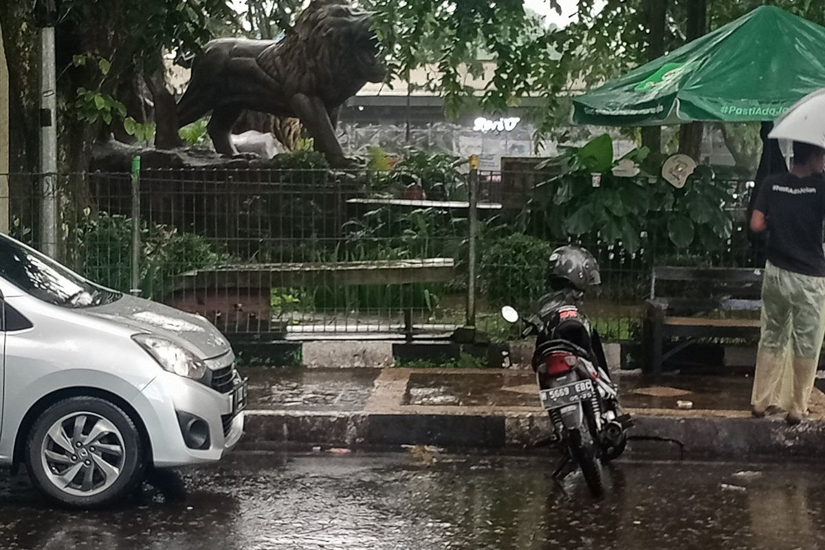 Beberapa mobil taksi online menjemput penumpang di depan stasiun Malang Kota Baru pada Jumat (1/4/2022). 