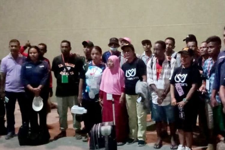 15 pekerja migran yang dideportasi dari Malaysia tiba di Pelabuhan Pelni Larantuka, Kabupaten Flores Timur pada Sabtu (25/11/2023).