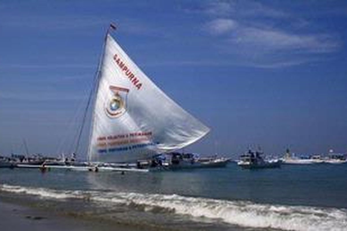 Perahu sandeq atau perahu tradisional berlayar khas Suku Mandar saat ajang lomba Sandeq Race 2012 di Majene, Sulawesi Barat.