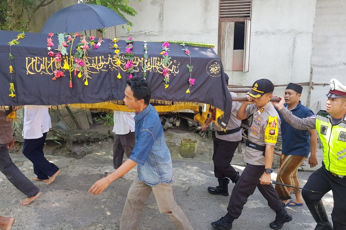 Kapolres Landak AKBP Bowo Gede Imantio menjadi salah satu pemikul keranda saat pemakaman Amsyah Bin Aman, Sabtu (4/5/2019).