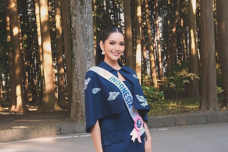 Melliza Xaviera tampil anggun di Jepang dengan batik Megamendung dan tas peta Indonesia, paduan elegan yang tunjukkan identitasnya di Negeri Sakura.