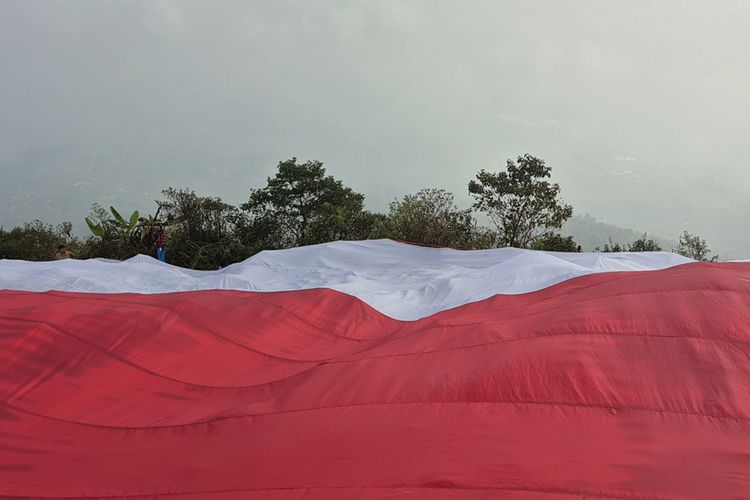 Bendera Merah Putih Raksasa Membentang di Puncak Gunung Sangar, Dikibarkan 500 Pendaki