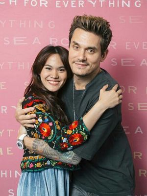 Sheryl Sheinafia berfoto bersama dengan John Mayer.