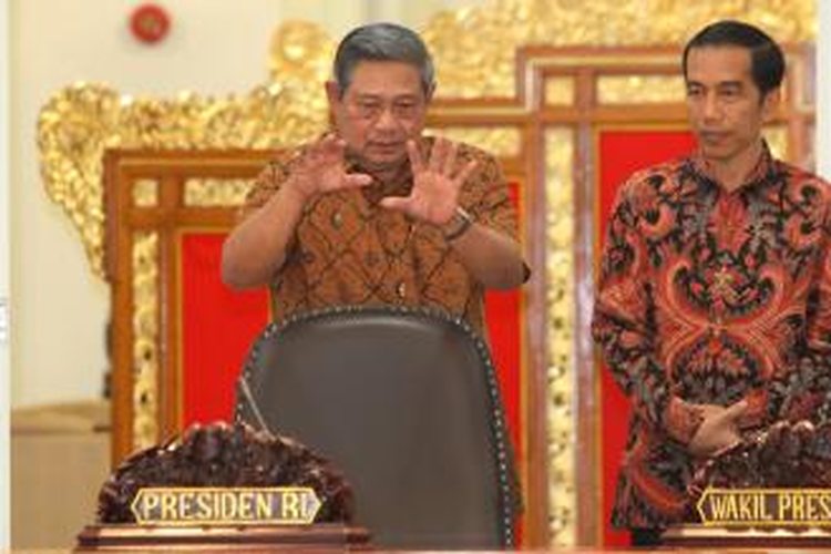 Presiden Susilo Bambang Yudhoyono memperkenalkan ruang sidang kabinet kepada presiden terpilih Joko Widodo di Kantor Presiden, Jakarta, Minggu (19/10/2014).