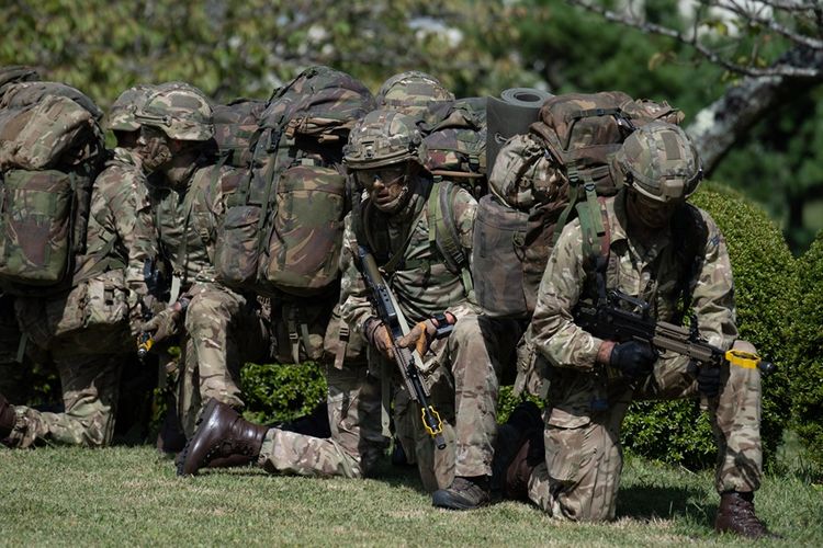 Tentara Inggris saat menjalani latihan bersama dengan Pasukan Bela Diri Jepang di Oyama, Selasa (2/10/2018).