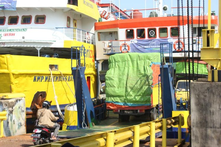 Arus kendaraan di Pelabuhan Sadai, Bangka Selatan, Babel, Minggu (24/12/2023).