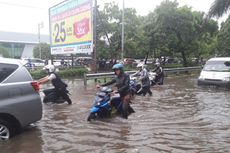 Banjir di Sunter, Motor Mogok, Ambulans Kecamatan Kemayoran Diderek