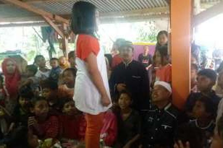 Bupati Purwakarta Dedi Mulyadi menghibur anak-anak korban longsor Sumedang di lokasi pengungsian, Kamis (24/9/2016). 