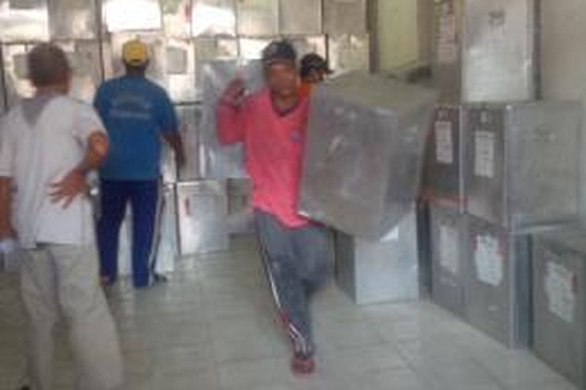 Pembongkaran kotak suara di gudang penyimpanan logistik KPU Pamekasan, Ahad (10/8/2014).