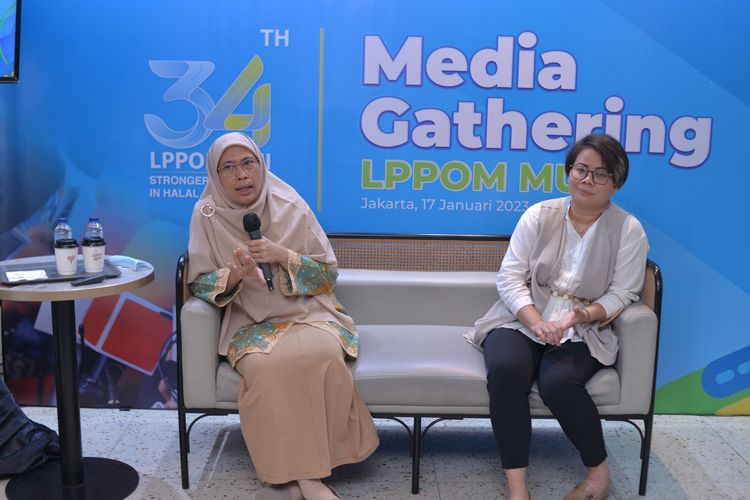 Direktur Utama LPPOM MUI, Ir. Muti Arintawati, M.Si, dan Head of QAQC Kenangan Brands Sally Rachmatika dalam Media Gathering LPPOM MUI pada Selasa (16/1/2023) di Rumah Kenangan, Senopati, Jakarta. 