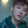 Berikan Payung ke Penggemar, Hanbin Eks iKON Rela Terobos Hujan