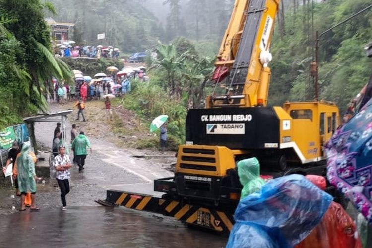 Crane didatangkan untuk mengevakuasi bangkai bus perziarah bernomor polisi B 7260 CGA di Sungai Awu kawasan Objek Wisata Pemandian Air Panas Guci, Kabupaten Tegal, Jawa Tengah, Senin (8/5/2023) sore