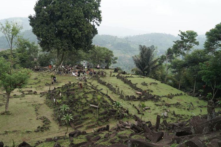 Gunung Padang, Cianjur, Jabar. 
Sebuah penelitian menyebutkan Gunung Padang berpotensi jadi piramida tertua di dunia