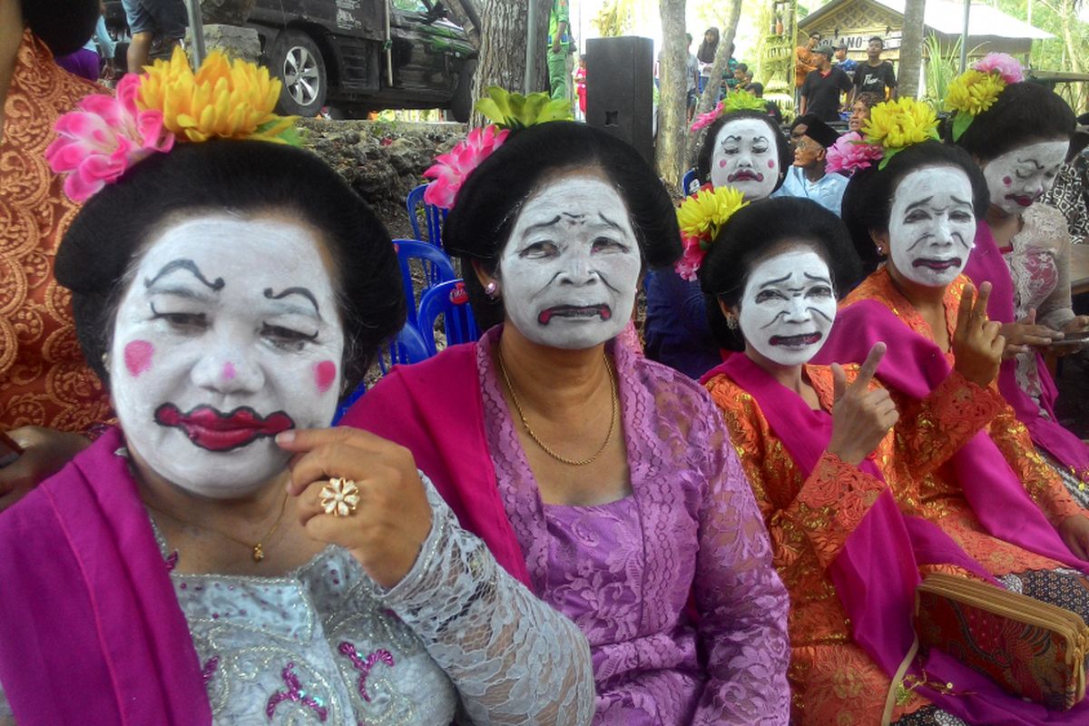 Kebanyakan perempuan berdandan kebaya dan merias wajah seolah Limbukan dan Cangik, atau gambaran abdi dalem.