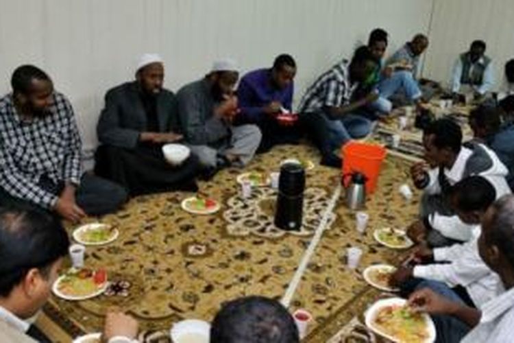 Umat Muslim di kota Trondheim, Norwegia tengah berbuka puasa bersama.