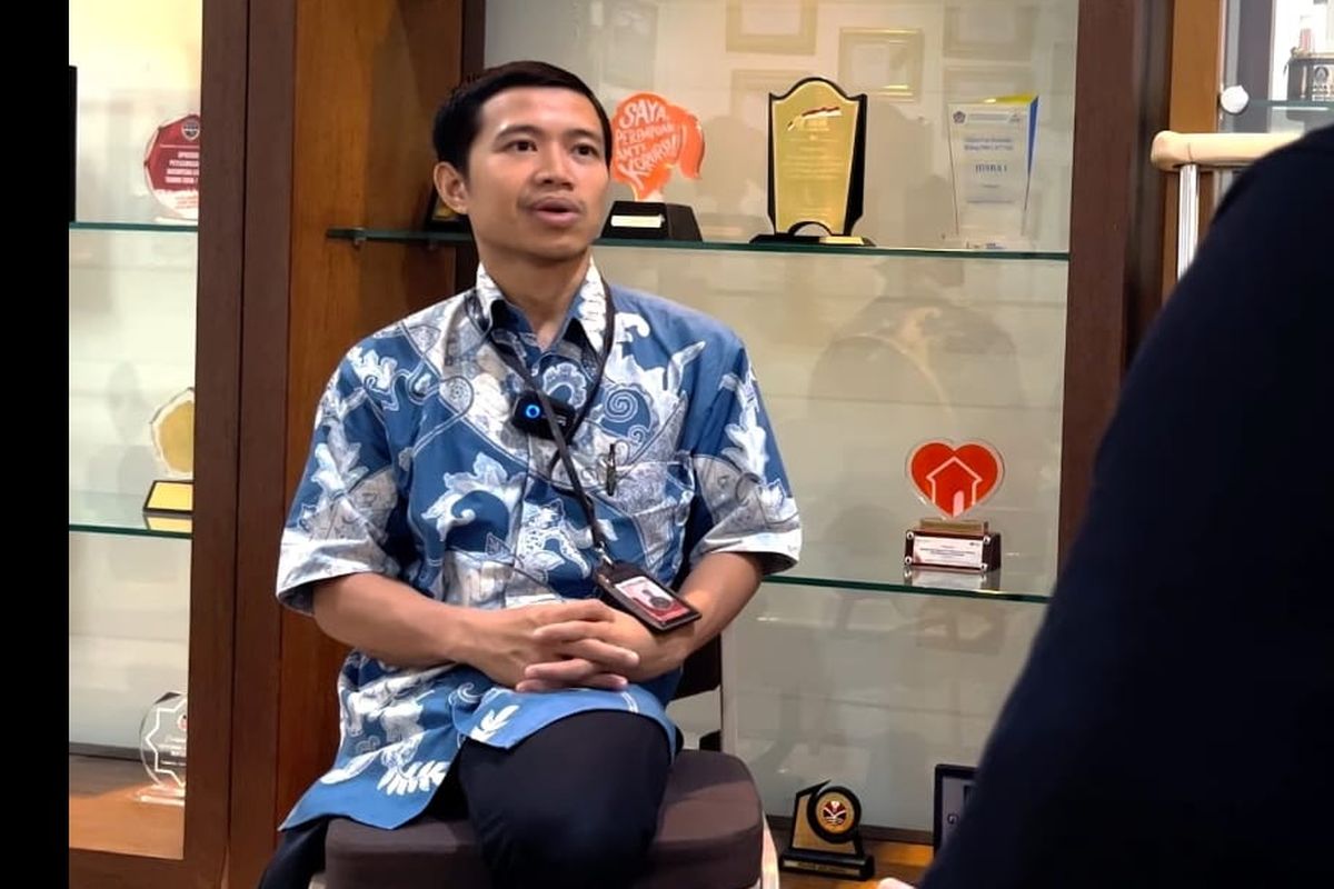 Achmad Budi Santoso, ASN disabilitas di Kementerian Koordinator bidang Perekonomian, saat wawancara khusus dengan Kompas.com, Agustus 2023.
