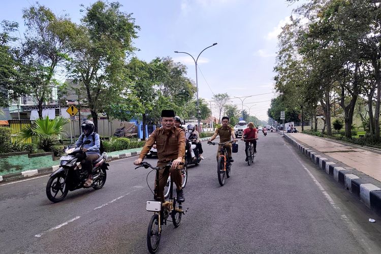 Hemat BBM, Bupati-Wabup Bangkalan Kompak Kayuh Sepeda 3 Kilometer ke Kantor