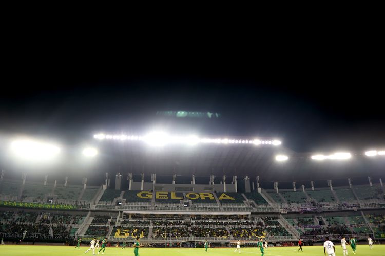 Suasana pertandingan pekan 2 Liga 1 2022-2023 antara Persebaya Surabaya melawan Persita Tangerang yang dihadiri 4500 penonton di Stadion Gelora Bung Tomo Surabaya, Senin (1/8/2022) malam.