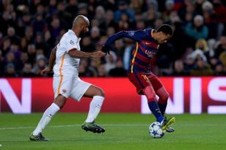 Pemain belakang AS Roma, Douglas Maicon (kiri), coba mengawal pemain depan Barcelona, Neymar, saat kedua tim bertemu pada lanjutan Liga Champions di Stadion Camp Nou, Selasa (24/11/2015).