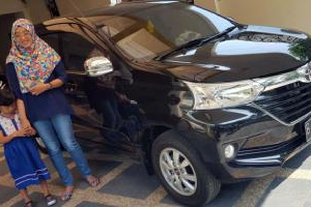 Sang isteri Gustia Nengsih dan putri bersama Grand New Avanza kebanggaan.