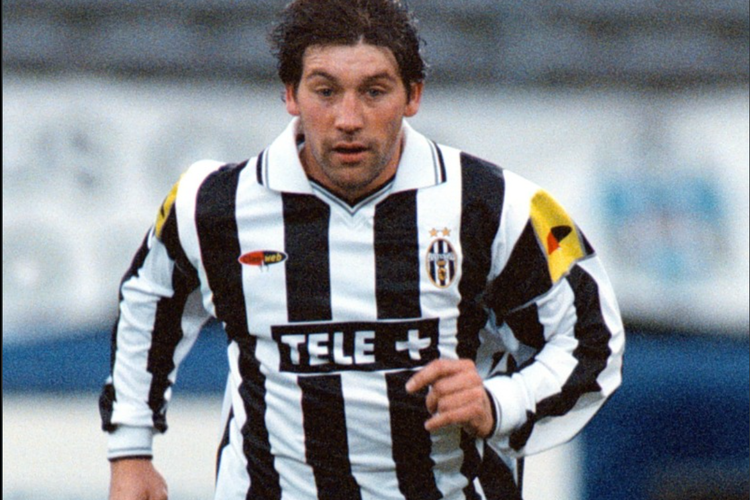 Mantan gelandang Juventus dan Cagliari, Fabian O'Neill, meninggal dunia pada Minggu (25/12/2022) malam waktu Uruguay. Eks pemain timnas Uruguay ini tutup umur pada usia hanya 49 tahun.